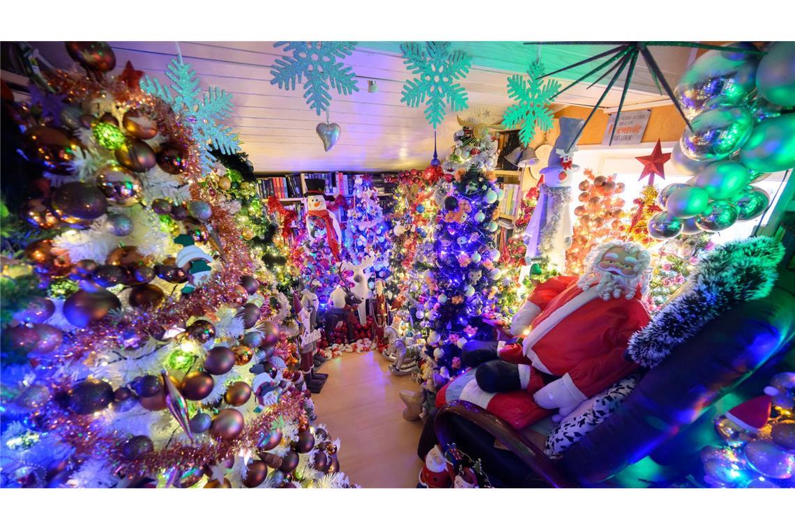 Hunderte Weihnachtsbäume finden in einem Haus in Niedersachsen Platz (Archivbild).