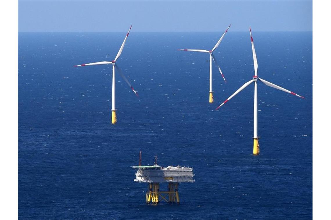 Dänemark baut Energie-Insel für 28 Milliarden Euro Hunderte Windturbinen sollen grünen Strom für Dänemarks Prestigeprojekt in der Nordsee liefern. (Symbolbild). Foto: picture alliance / dpa