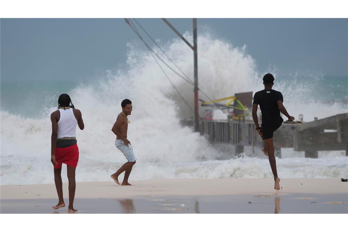 Hurrican Beryl auf Barbados: Jugendliche fotografieren sich vor meterhohen Wellen