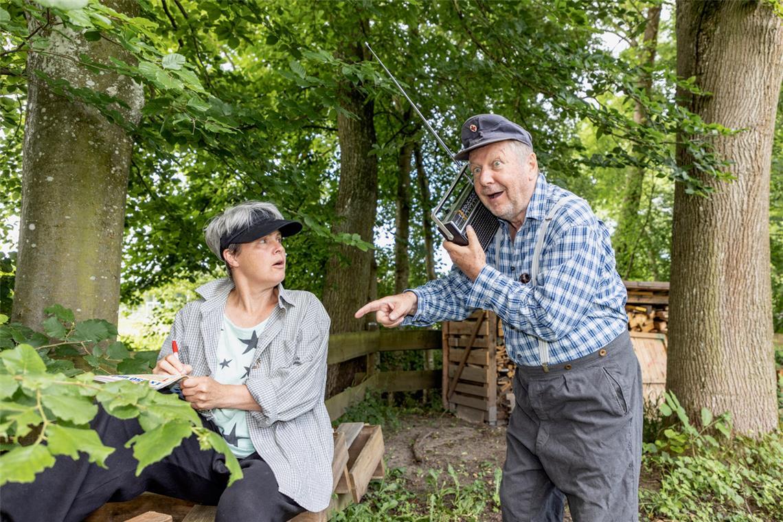 „...I han’ mei Radiole dabei, gleich brenget se d’Lottozahle!“: Rolf Butsch mimt den Jakob bei der Probe von „Wenn der Himmel mitspielt“. Bärbel Hesser steht als Lola auf der Bühne. Fotos: Dietmar van der Linden