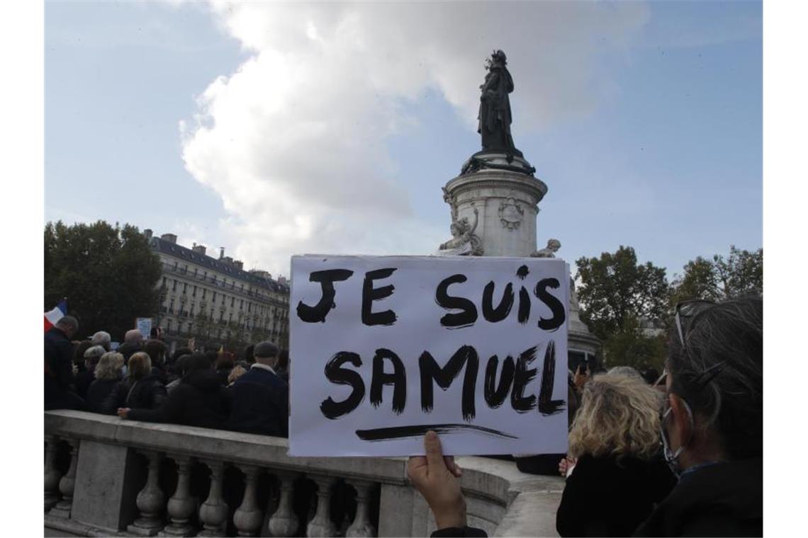 "Ich bin Samuel": Zahlreiche Menschen haben sich nach der brutalen Ermordung eines Lehrers zu einer Solidaritätsdemonstration versammelt. Foto: Michel Euler/AP/dpa