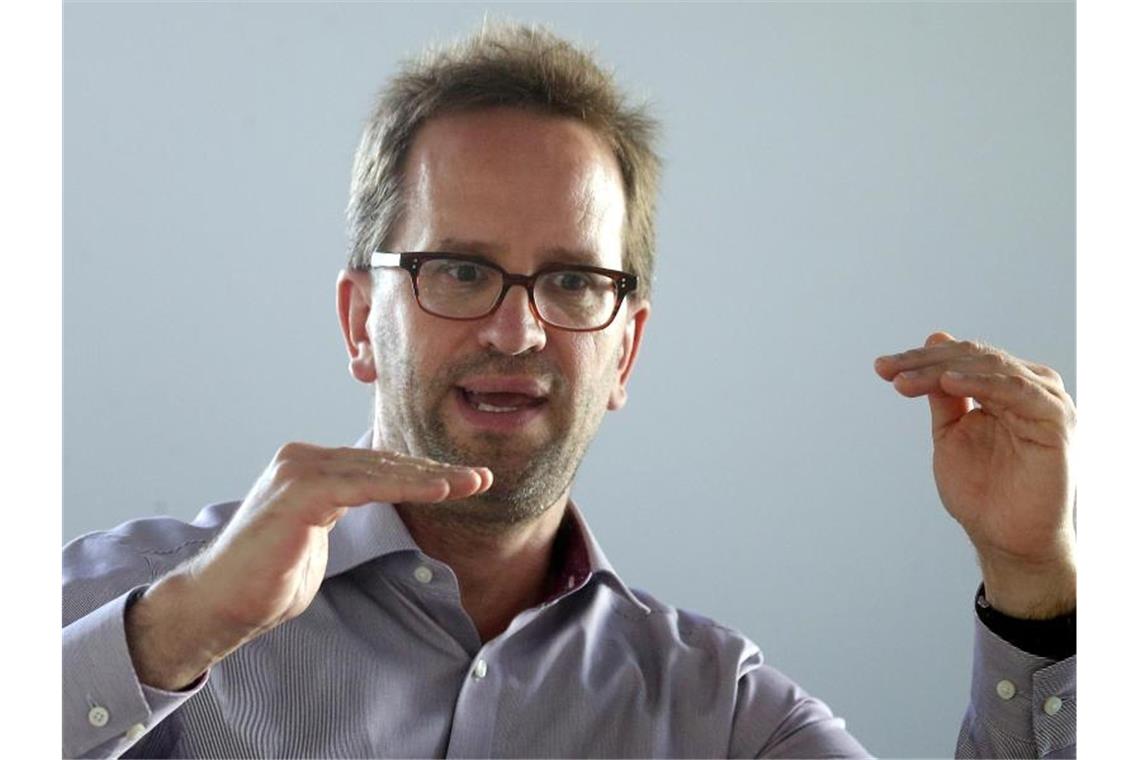 Verbraucherschützer fordern Ende der Vorkasse bei Reisen „Ich halte die Vorkassezahlungen für antiquiert, für nicht mehr verantwortbar im Flug- und Reisebereich“, sagt Klaus Müller. Foto: Wolfgang Kumm/dpa