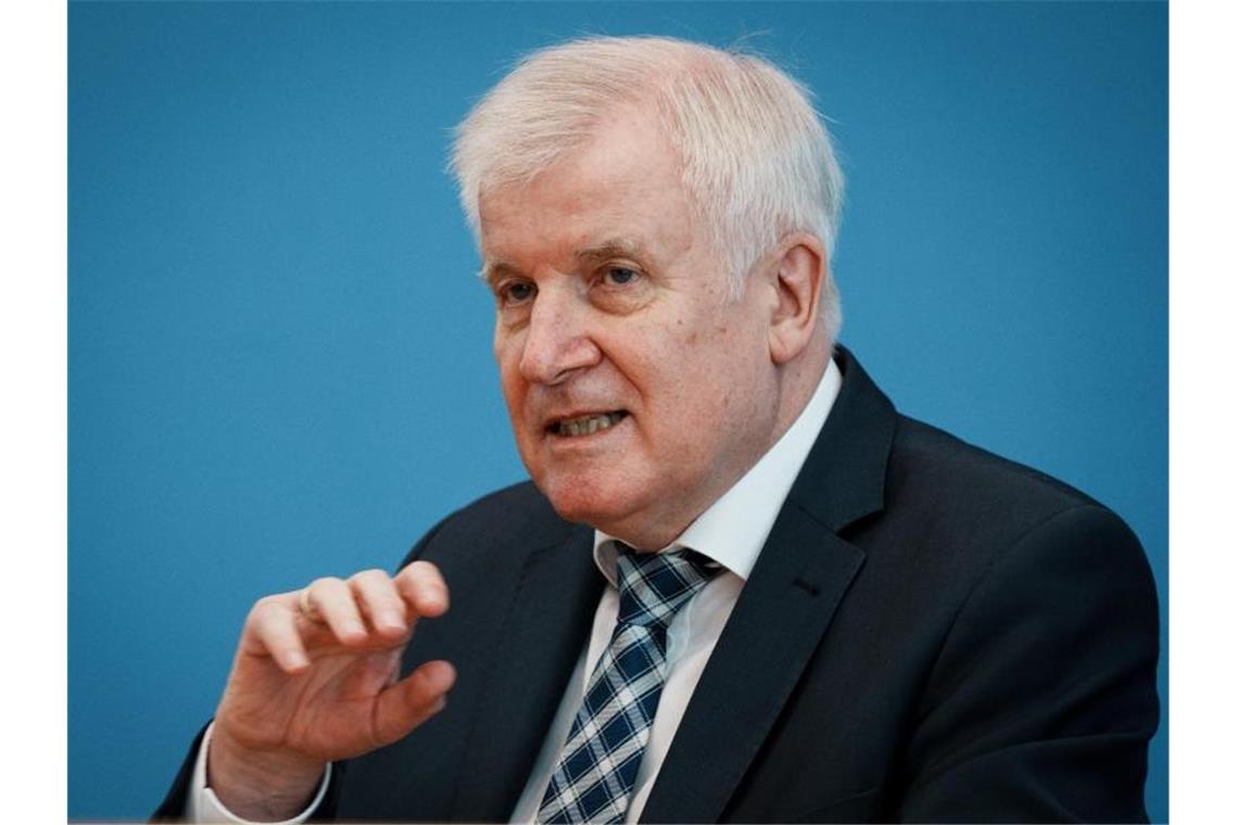 Seehofer sieht Integration als gescheitert „Ich will die Menschen nicht in Angst und Schrecken versetzen, aber wir dürfen die Gefahren auch nicht verharmlosen“: Horst Seehofer. Foto: Kay Nietfeld/dpa/Archiv