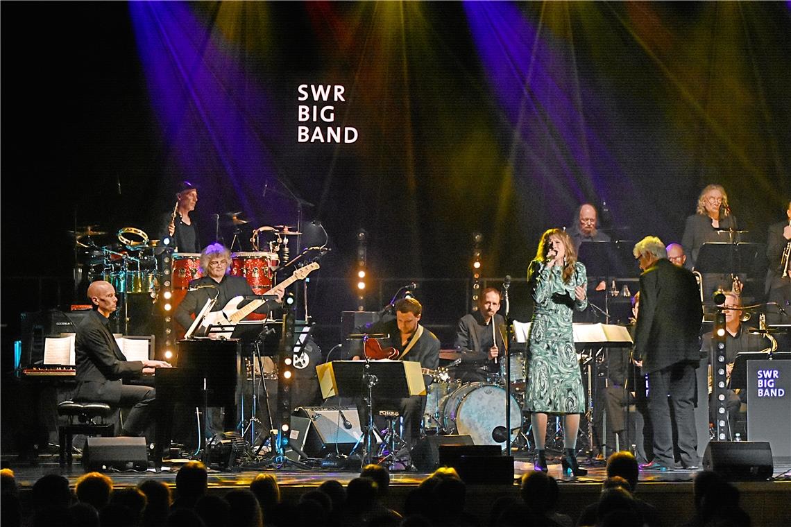 Ida Sand begeisterte mit ihrer Stimme, die sich wie dunkler Samt um die Gehörgänge schmiegt, hervorragend in Szene gesetzt von der SWR Big Band. Foto: Tobias Sellmaier