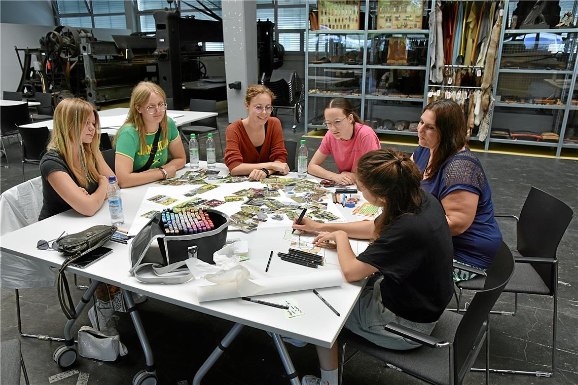 Ideenfindung im Technikforum (von links): Lisa Wall, Lilly Siebel, Lieselotte (Lilo) Rückert und Franca Rist mit Ronja Scholz (Landschaftsarchitekturbüro Treibhaus, Hamburg) und Anja Kleist (Projektleiterin Quartier Backnang-West beim Stadtplanungsamt). Foto: Tobias Sellmaier