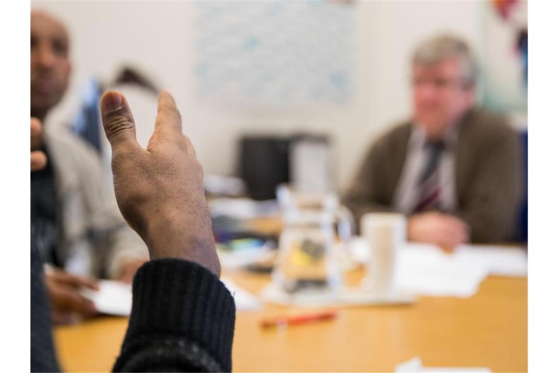 Zahl der Asylanträge sinkt um 16,5 Prozent Identitätsprüfung durch einen Mitarbeiter des Bundesamts für Migration und Flüchtlinge in Zirndorf. Foto: Daniel Karmann