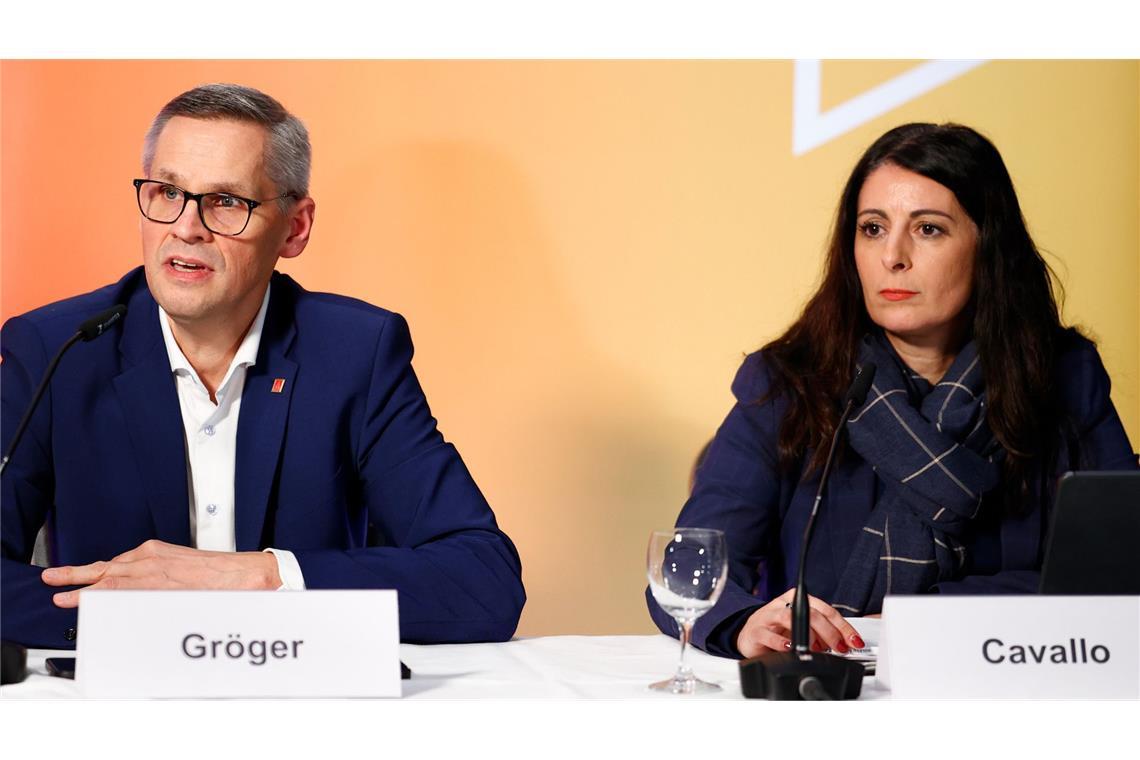 IG-Metall-Verhandlungsführer Thorsten Gröger und Gesamtbetriebsratschefin Daniela Cavallo stellen in Hannover das Ergebnis der Marathonverhandlungen vor – unabhängig vom Auftritt des VW-Managements in Berlin.