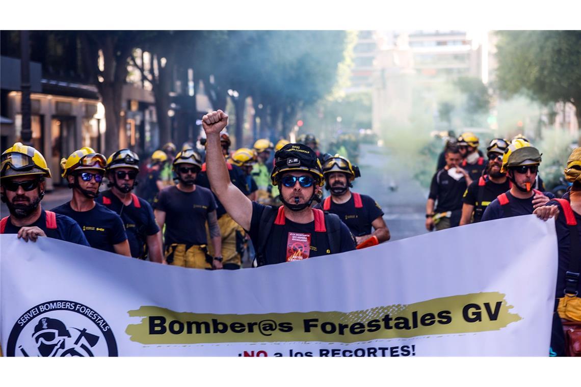 Ihr Beruf ist es, Waldbrände zu löschen. Für eine Demonstration gegen Kürzungen und für einen einheitlichen Tarifvertrag gehen Feuerwehrleute der Generalitat Valenciana in der spanischen Stadt Valencia auf die Straße.