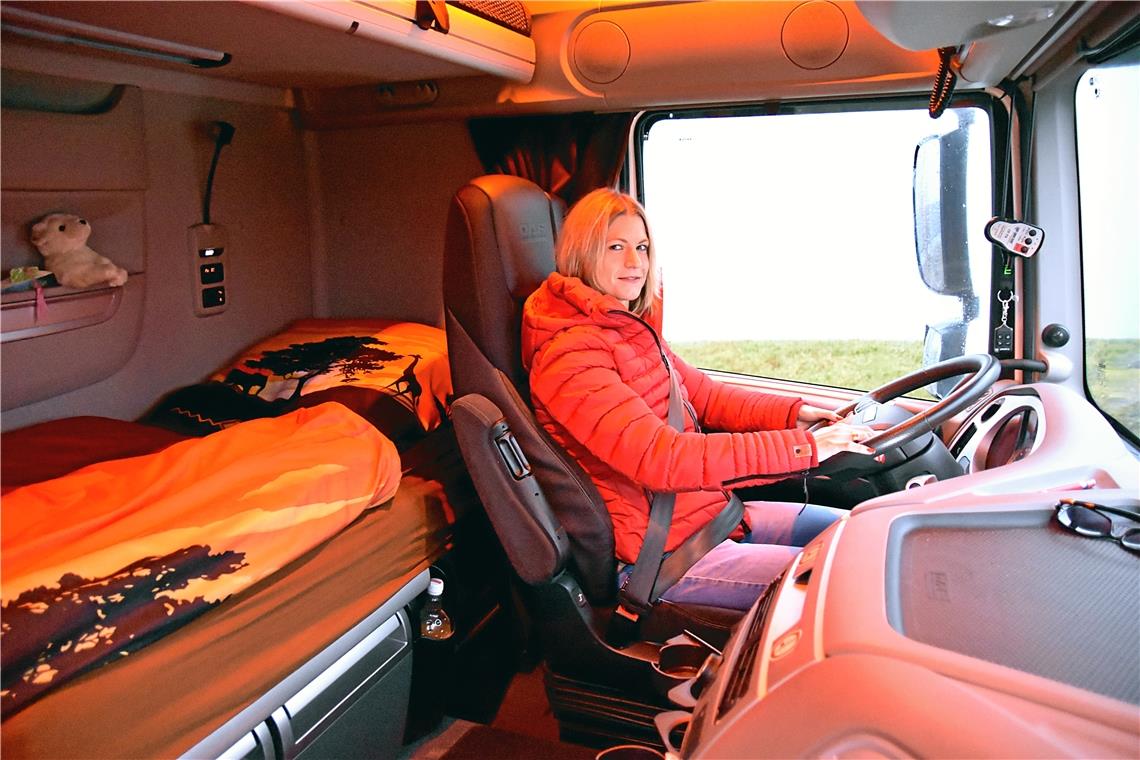 Lieber auf der Autobahn als im Büro Ihr kleiner Teddy hat alles im Blick: Nicole Instinsky macht der Job als Fernfahrerin viel Spaß. Foto: T. Sellmaier