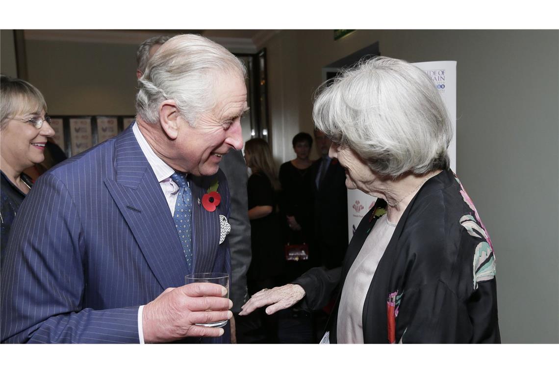 Ihre Leistungen brachten sie bis in die Nähe des Königshauses: König Charles III. (damals Prinz von Wales) hier im Gespräch mit Maggie Smith beim Empfang des Prince’s Trust im Rahmen der Daily Mirror Pride of Britain Awards 2016. (Archivbild)