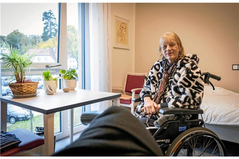 Ihre Pflanzen sind Charlotte Wagner wichtig. Auf fast jeder freien Fläche in ihrem Zimmer stehen welche. Foto: Alexander Becher