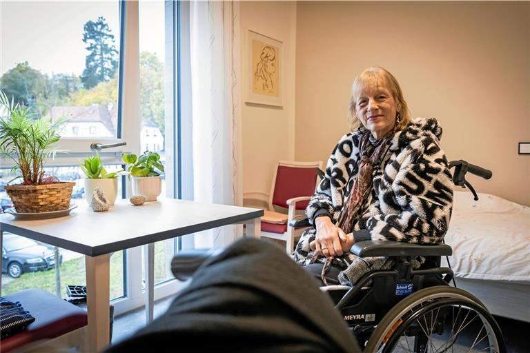 Ihre Pflanzen sind Charlotte Wagner wichtig. Auf fast jeder freien Fläche in ihrem Zimmer stehen welche. Foto: Alexander Becher