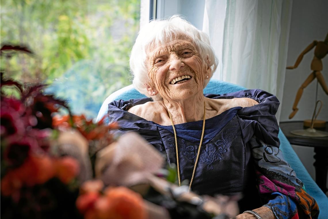 Ihren Sinn für Schönheit hat sich Editha Humburg auch im Alter bewahrt. Am Sonntag feiert sie ihren besonderen Geburtstag. Foto: Alexander Becher