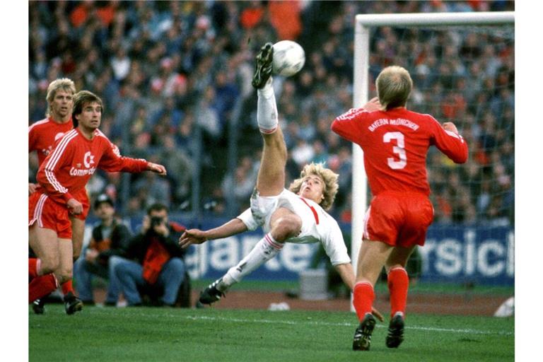 Ikonisches Sportfoto: Jürgen Klinsmanns Fallrückziehertor gegen die Bayern 1987. In unserer Bildergalerie blicken wir auf einige VfB-Siege gegen die Bayern zurück.