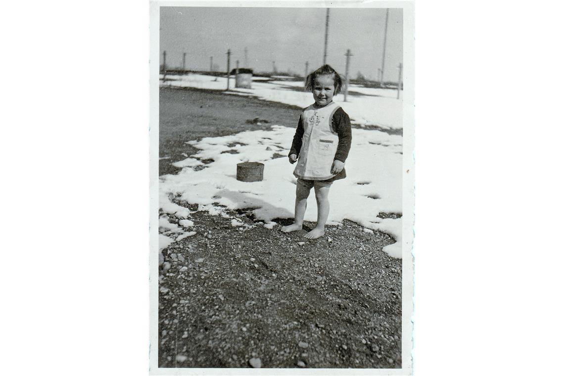 Ilse Bitzer, damals Böhnke, barfuß im Mai 1944, als der Schnee taute. Im Hintergrund die Sendeanlage von Memel-Jacken. Foto: privat