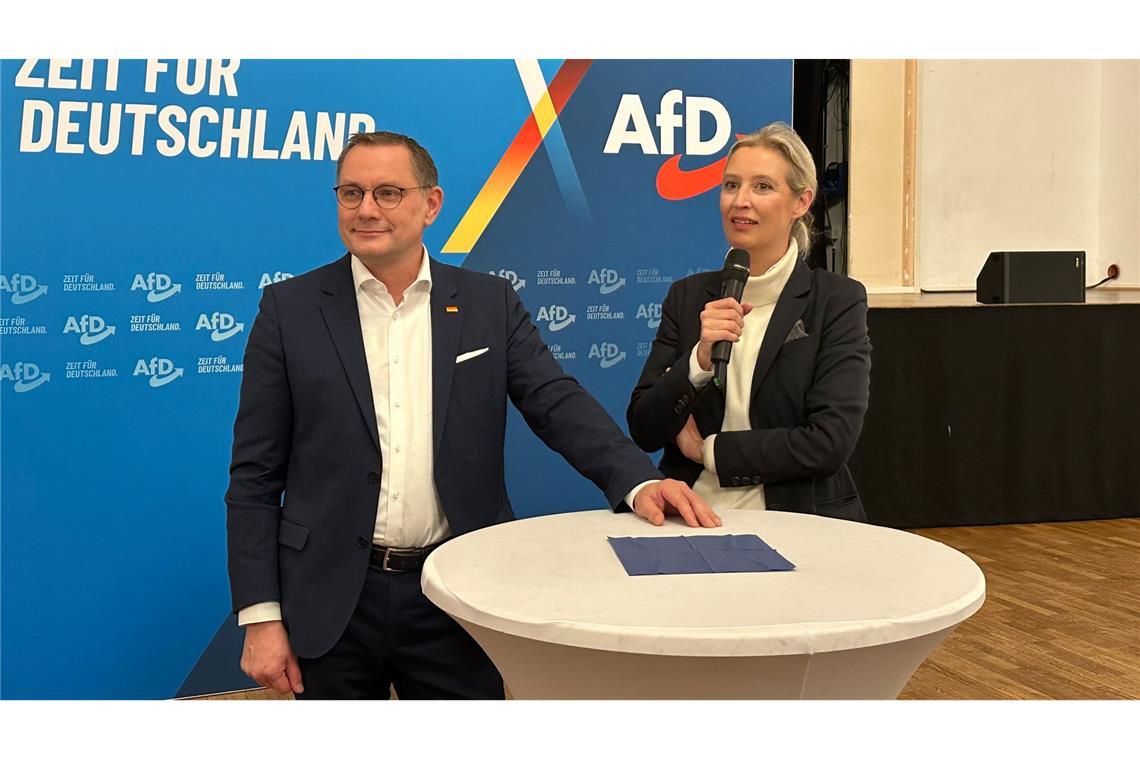 Im AfD-Spitzenduo tritt Co-Chef Tino Chrupalla (l.) einen Schritt zurück für Alice Weidel, die von der Partei als Kanzlerkandidatin im Bundestagswahlkampf ins Rampenlicht gerückt wird.