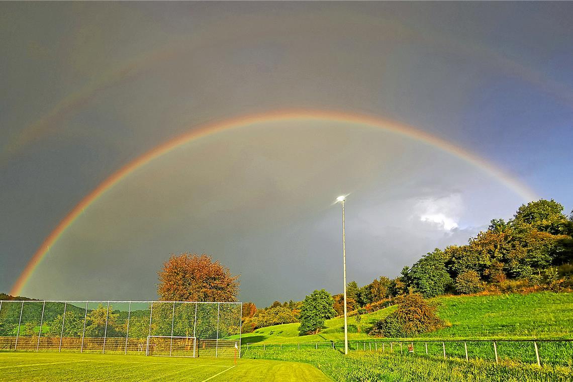 Wechselhaftes Wetter im August Im August gab es besondere Wetterphänomene: Diesen doppelten Regenbogen beispielsweise konnte man auf dem Sportplatz in Lippoldsweiler bewundern. Foto: Tobias Sellmaier