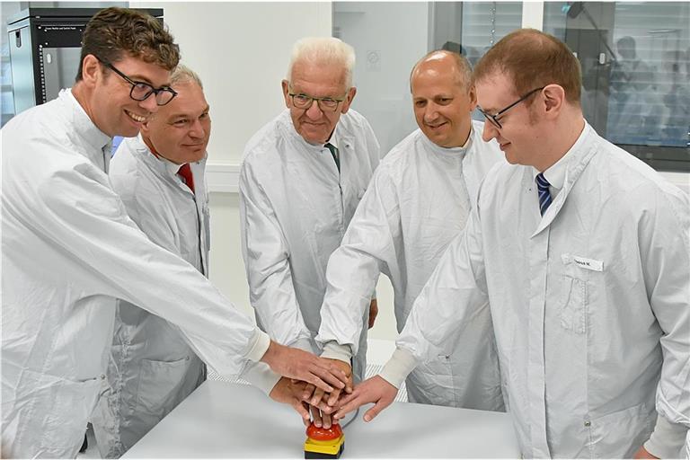 Im August herrschte bei Tesat noch beste Laune: In Anwesenheit von Ministerpräsident Winfried Kretschmann (Mitte) wurde das neue Produktionsgebäude eingeweiht. Mit dabei waren (von links) der Grünen-Landtagsabgeordnete Ralf Nentwich, Walther Pelzer vom Deutschen Zentrum für Luft- und Raumfahrt, Tesat-Geschäftsführer Thomas Reinartz und Backnangs OB Maximilian Friedrich. Foto: Alexander Becher