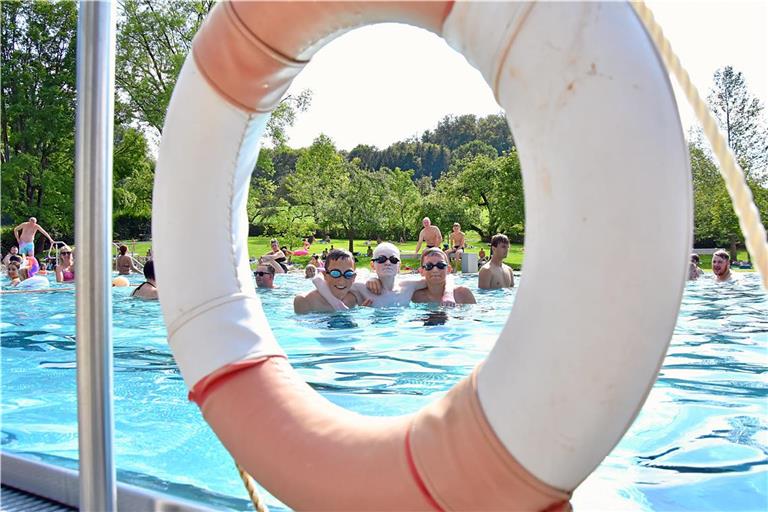 Im Bädle in Erbstetten war bei gutem Wetter zwar viel los, doch der Start der Saison war schwierig. Archivfoto: Tobias Sellmaier