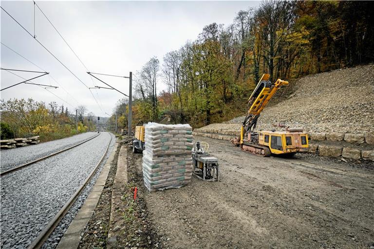 Im Bereich des ehemaligen Steinbruchs am Ortsrand von Kirchberg befindet sich das größte Baufeld. Das Bohrgerät soll Klarheit über die Beschaffenheit des Untergrunds bringen. Foto: Alexander Becher