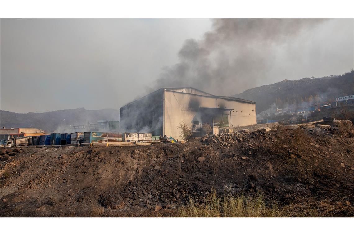 Im Bezirk Karsiyaka von Izmir haben die Flammen des Waldbrandes ein Wohn- und Industriegebiet erreicht.