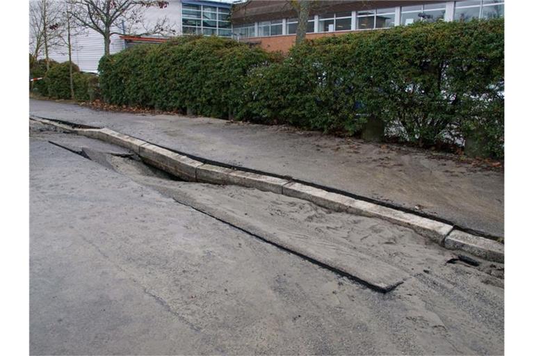 Im Böblinger Industriegebiet Hulb kam es zu einem Wasserrohrbruch und die Fahrbahn senkte sich ab. Foto: Dettenmeyer/SDMG/dpa