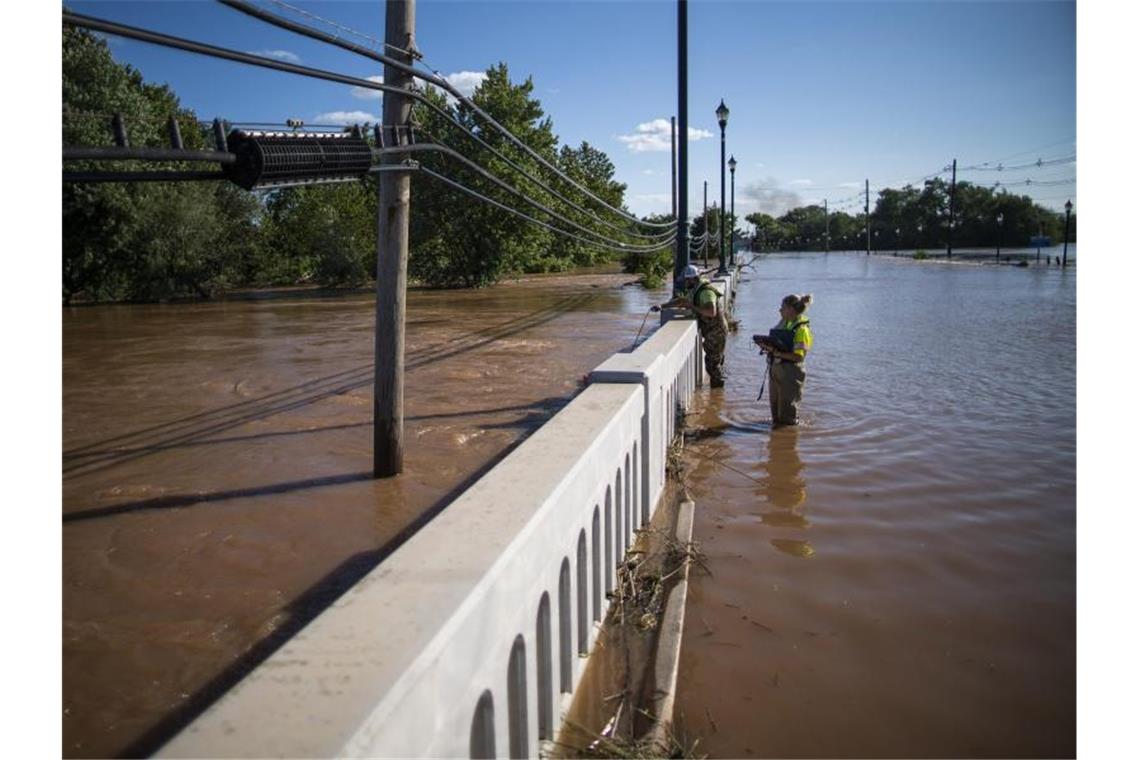 Dutzende Tote nach Hurrikan „Ida“ und Starkregen in den USA Im Bundesstaat New Jersey wird an einem Fluss das Hochwasser gemessen. Foto: Eduardo Munoz Alvarez/AP/dpa
