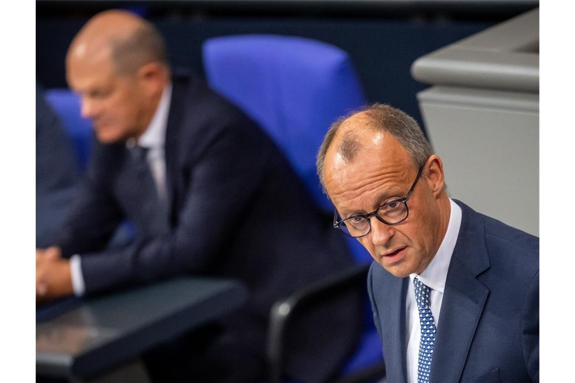 Im Bundestag: Kanzler Olaf Scholz (SPD)und sein Herausforderer Friedrich Merz (CDU). Im Bundestag: Kanzler Olaf Scholz (SPD)und sein Herausforderer Friedrich Merz (CDU).