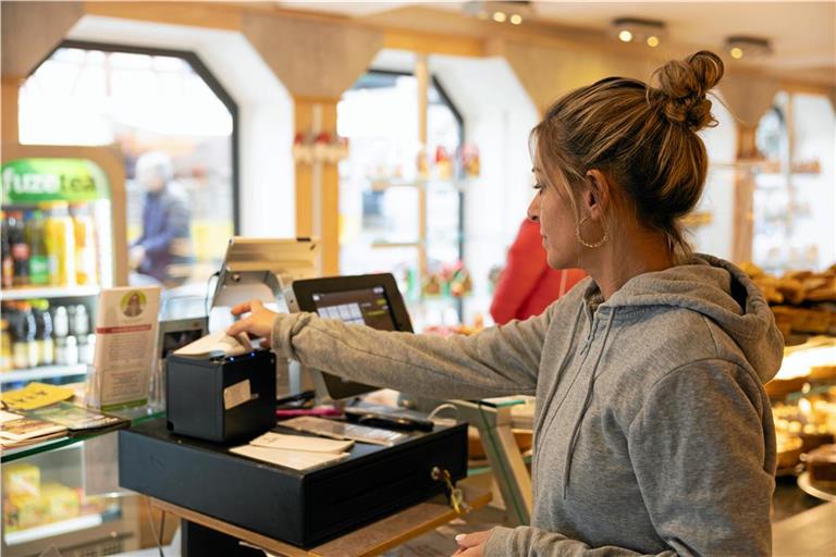 Im Café Weller in Backnang wird der Kassenbon noch ausgedruckt. Foto: Alexander Becher