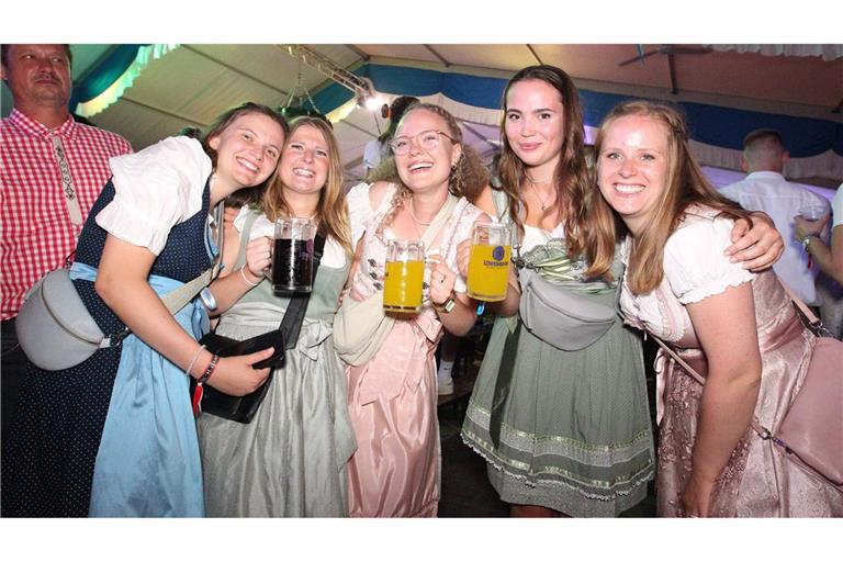 Im Dirndl zur Wiesn oder dem Wasen – für viele ist Tracht ein Muss.