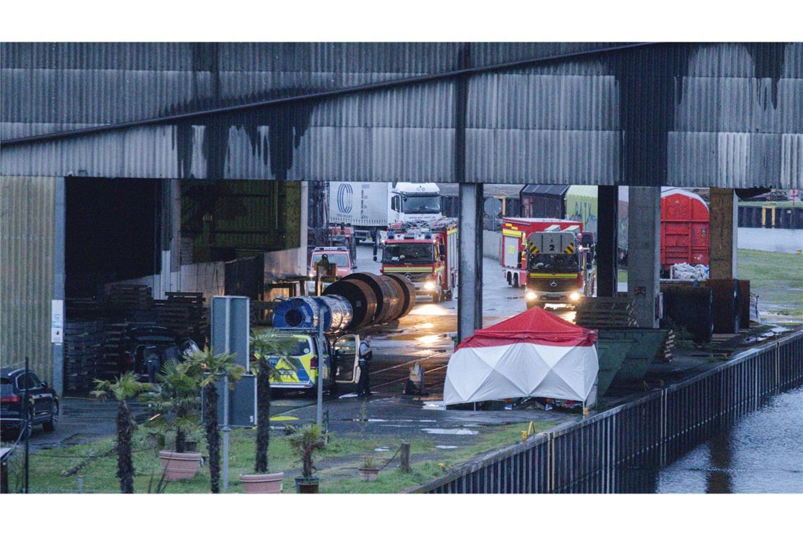 Im Dortmunder Hafen sichert die Kriminalpolizei in einem Tatort-Schutzzelt Spuren. Bei einer Auseinandersetzung im Dortmunder Hafen ist am Donnerstag ein Mensch nach einer Gewaltanwendung gestorben.