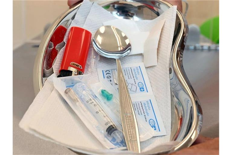 Im Drogenkonsumraum wird eine Schale gezeigt, in der sich Utensilien für den intravenösen Drogenkonsum befinden. Foto: Uli Deck/dpa/Symbolbild