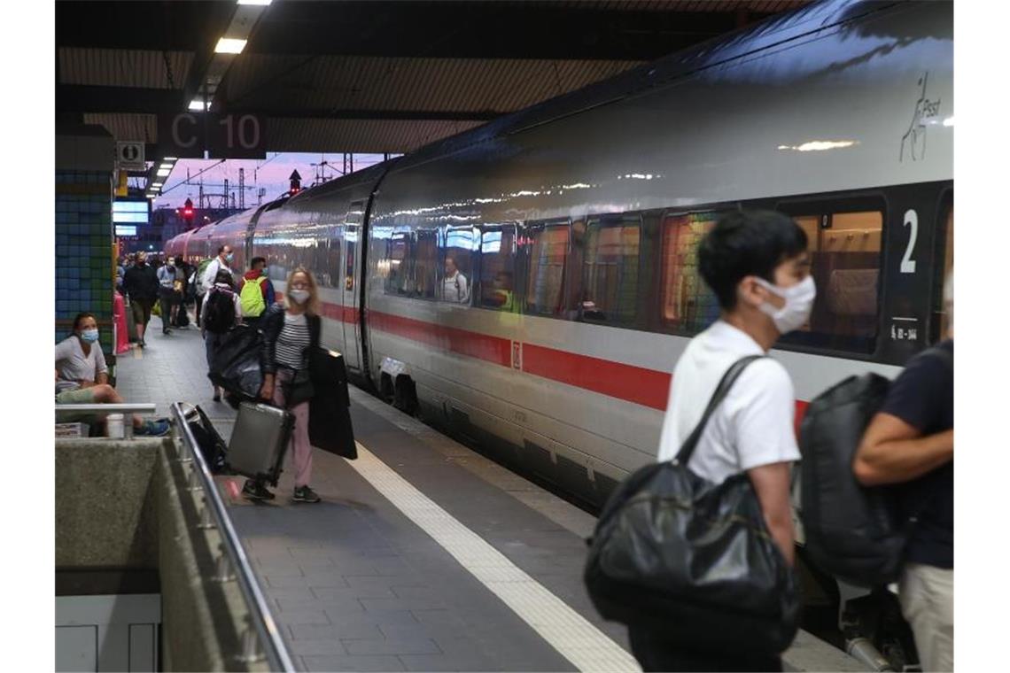 Scheuer will Schlichter für Tarifstreit bei der Bahn Im Düsseldorfer Hauptbahnhof. Foto: David Young/dpa