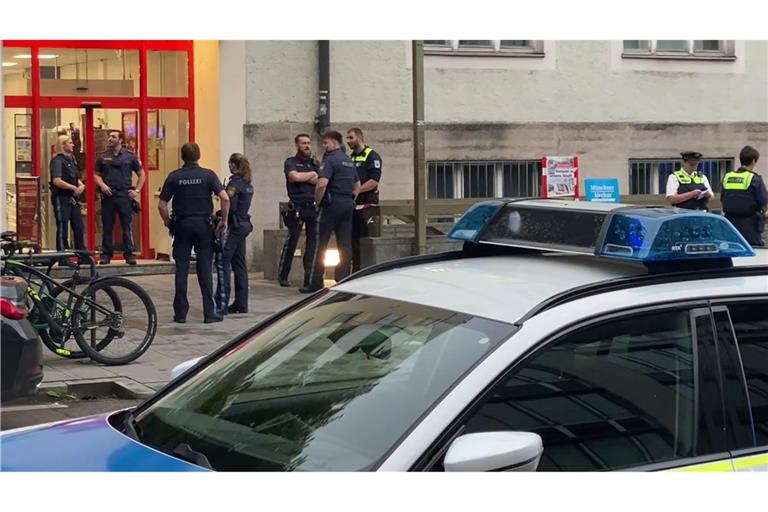 Im einem Supermarkt in München ist am Abend eine Frau von der Polizei erschossen worden, nachdem sie die Einsatzkräfte mit dem Messer attackiert haben soll.