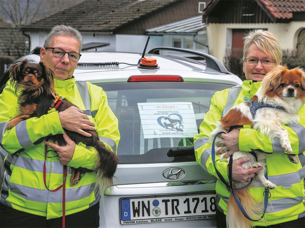 Rund um die Uhr schnelle Hilfe für Tiere in Not Im Einsatz für Tiere: erste Vorsitzende Sybille Impagliatelli mit Hundedame Charly, einem zwei- oder dreijährigem Pekinesen-Chihuahua-Mix (links) und zweite Vorsitzende Kerstin Batke mit Spike, einem acht- oder neunjährigen Pekinesen-Rüden aus Rumänien. Foto: A. Becher
