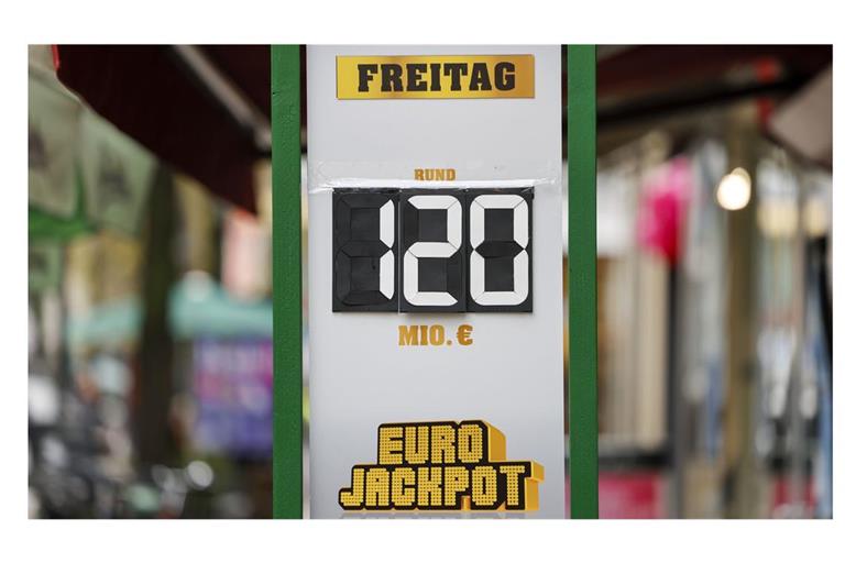 Im Eurojackpot geht es bei der Ziehung der Gewinnzahlen am Freitag weiter um 120 Millionen Euro. Nach 18 Ziehungen ohne Hauptgewinn ist damit weiterhin die Einstellung des deutschen Gewinnrekordes im Lotto möglich.