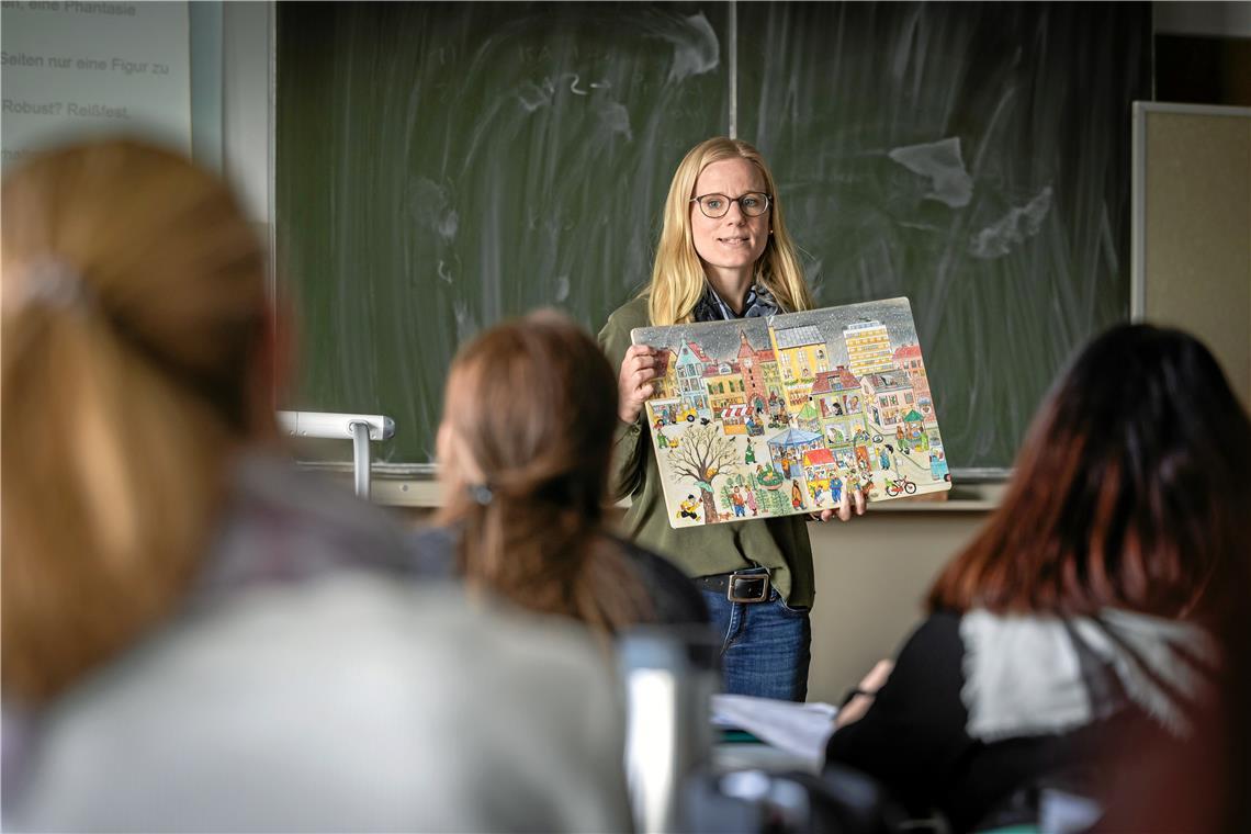 Im Fach „Entwicklungs- und Bildungsprozesse begleiten“ stellt Lehrerin Kathrin Knauer unter anderem unterschiedliche Arten von Bilderbüchern vor. Auf dem Foto zu sehen ist ein Wimmelbuch von Rotraut Susanne Berner. Foto: Alexander Becher 