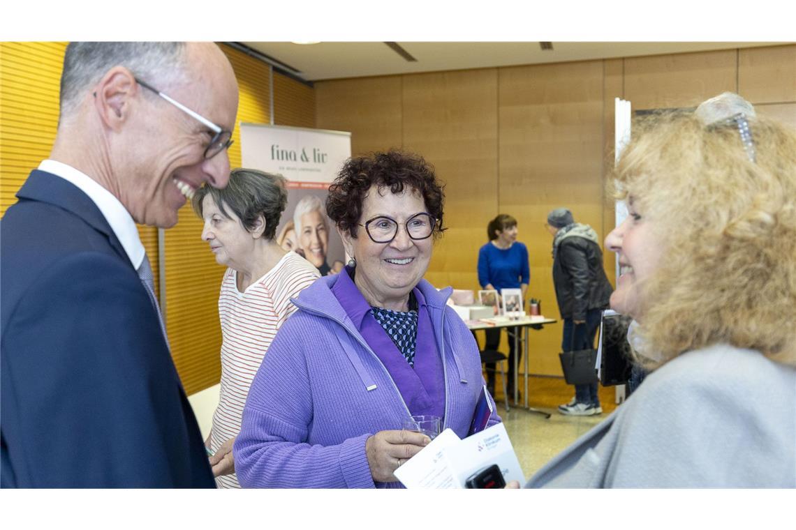 Im fachlichen Austausch: Geschäftsführer Bernd Rühle vom Diakonie-Klinikum Stuttgart, Gerlinde Kretschmann und  Barbara Traub, Psychonkologin am Diakonie- Klinikum