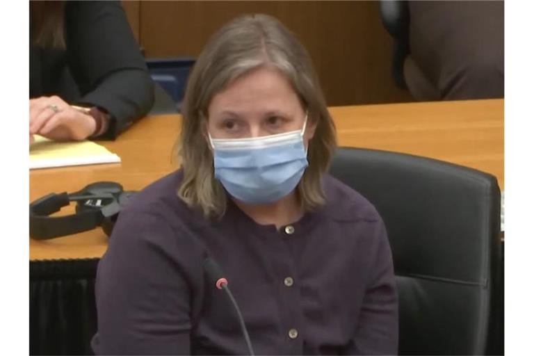 Im Fall der Tötung des Afroamerikaners Daunte Wright in den USA muss die weiße ehemalige Polizistin Kim Potter wegen Totschlags für 16 Monate ins Gefängnis. Foto: -/Court TV Pool/AP/dpa