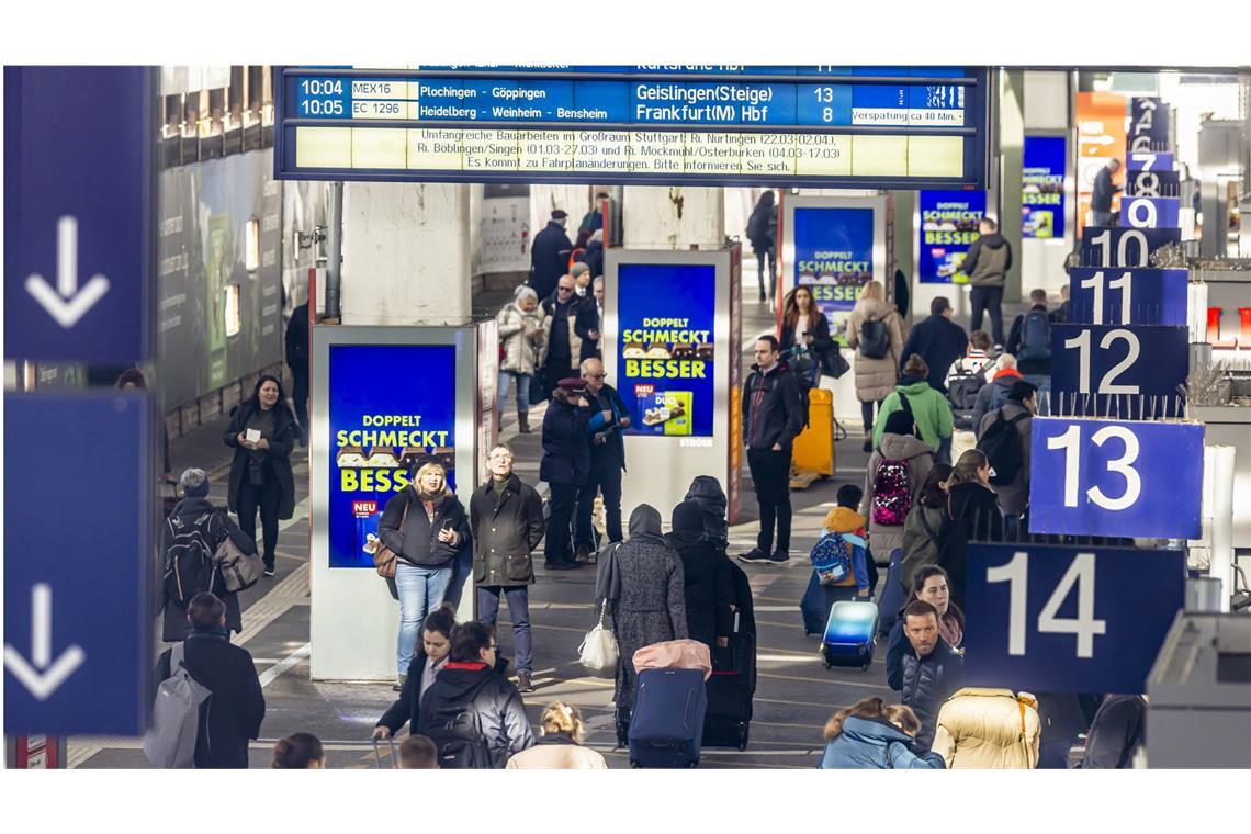 Im Fernverkehr stieg die Zahl der Reisenden im vergangenen Jahr auf 159 Millionen und damit um 9 Prozent gegenüber dem Vorjahr.