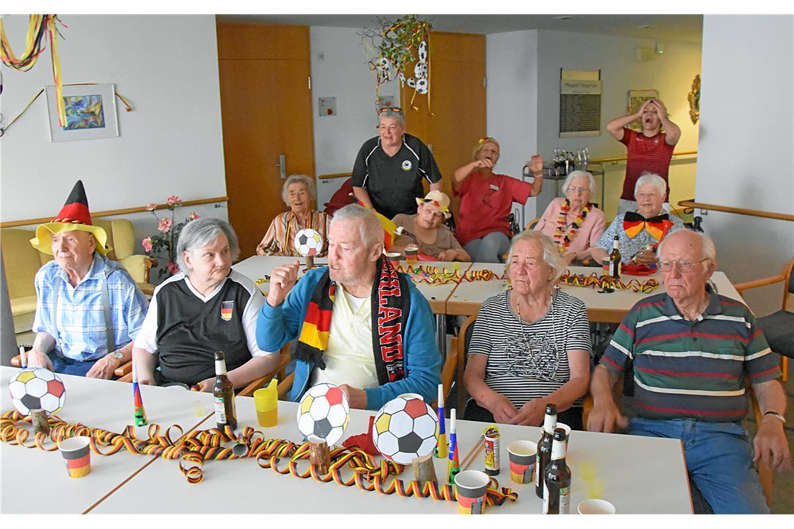 Im festlich geschmückten 1. Stock verfolgen die Bewohner des Bürgerheims das Vie...