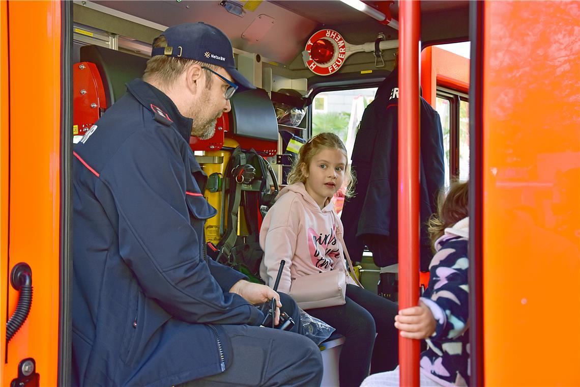 Im Feuerwehrauto erklärte der Feuerwehrmann die Gerätschaften. 