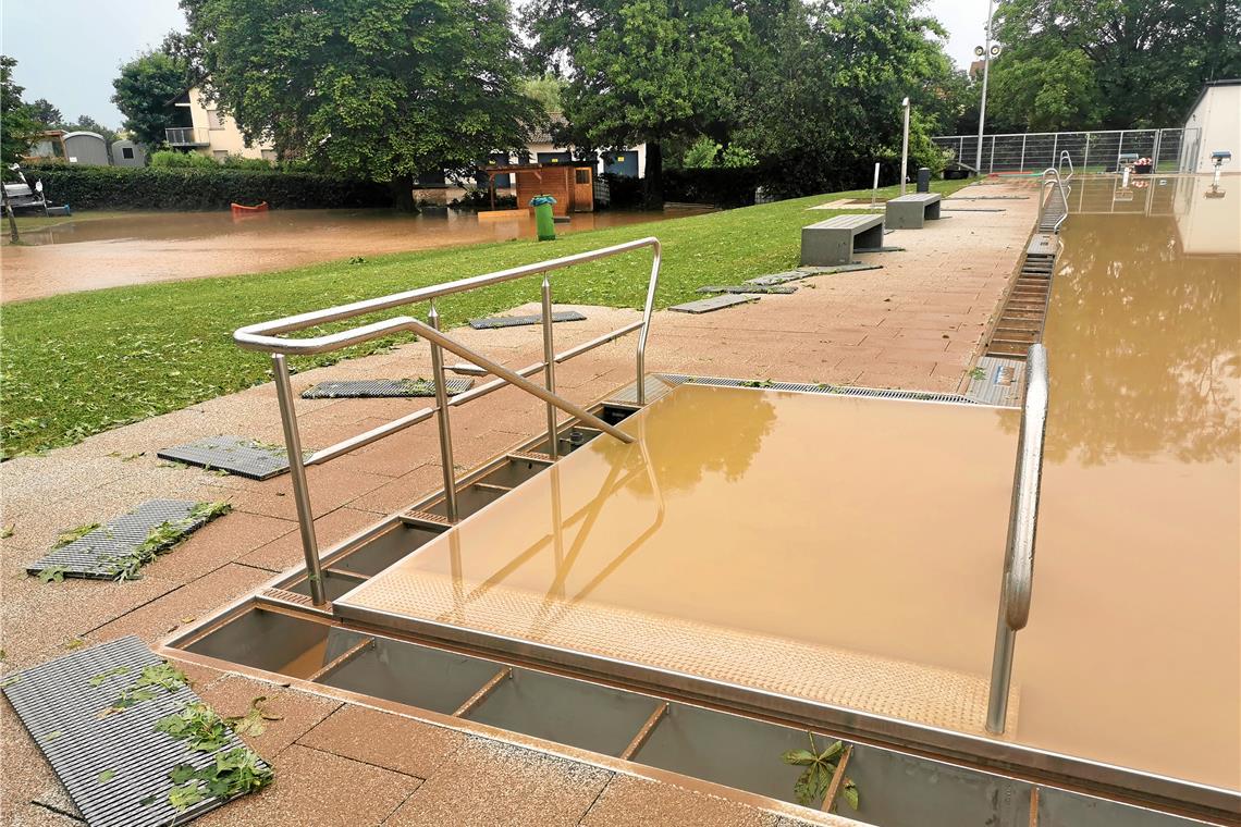 Im Freibad Erbstetten wird man vorerst nicht schwimmen können. Der Starkregen am Mittwoch hat große Schäden verursacht. Fotos: privat
