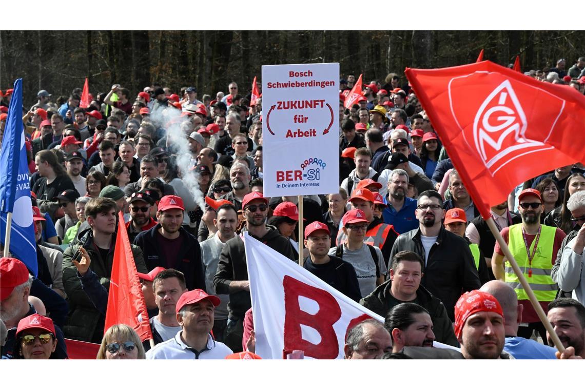 Im Frühjahr 2024 hatten Tausende Bosch-Mitarbeiter gegen Jobstreichungen protestiert. Weitere Abbauprogramme sind nicht ausgeschlossen. (Archivbild)