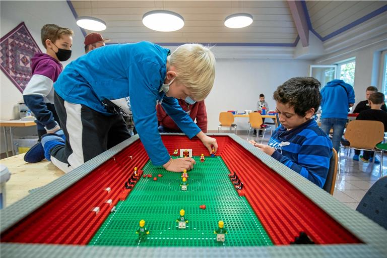 Im Fußballstadion von Ilias, Linus und Christian sollen die Zuschauer spannende Spiele sehen können. Fotos: A. Becher