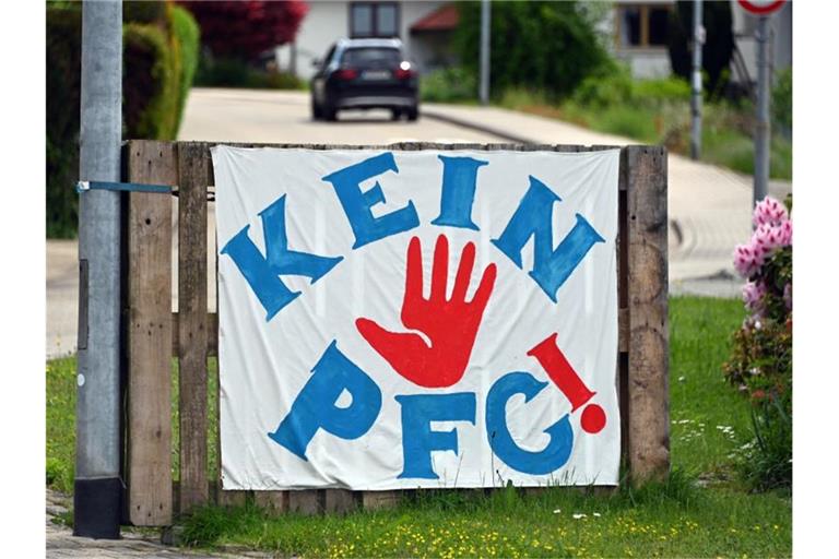 Im Gaggenauer Stadtteil Oberweier hängt ein Plakat der Bürgerinitiative auf dem steht „Kein PFC“. Foto: Uli Deck/dpa/Archivbild