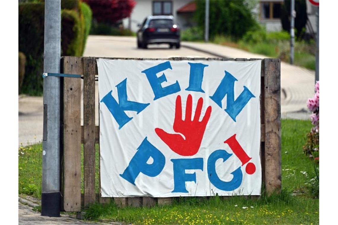 Sorge wegen PFC-Verschmutzung: Schreiben an Kretschmann Im Gaggenauer Stadtteil Oberweier hängt ein Plakat mit der Aufschrift „Kein PFC“. Foto: Uli Deck/dpa/Archivbild