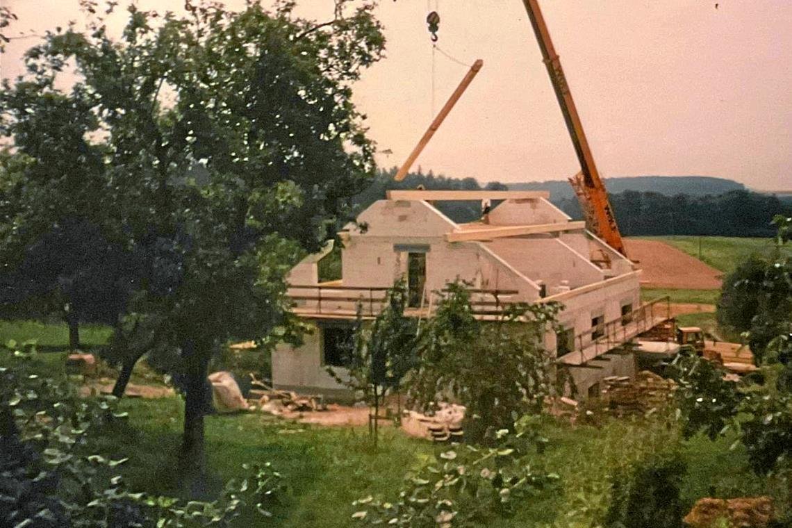 Im Garten seiner Eltern in Auenwald haben sich Thomas und Sabine Löchner ihren Traum vom eigenen Häusle erfüllt. Foto: Sabine Löchner