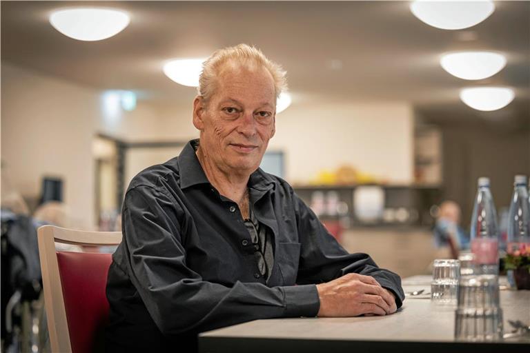 Im gemeinschaftlichen Wohn- und Essbereich nimmt Thomas Pongratz mit den weiteren Bewohnerinnen und Bewohnern seines Bereichs Frühstück, Mittagessen und Abendessen ein. Foto: Alexander Becher 