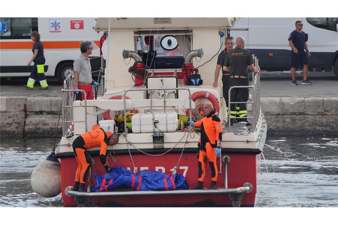 Im Hafen der sizilianischen Stadt Porticello wird nach dem Untergang der Luxusjacht "Bayesian" ein Leichensack an Land gebracht.